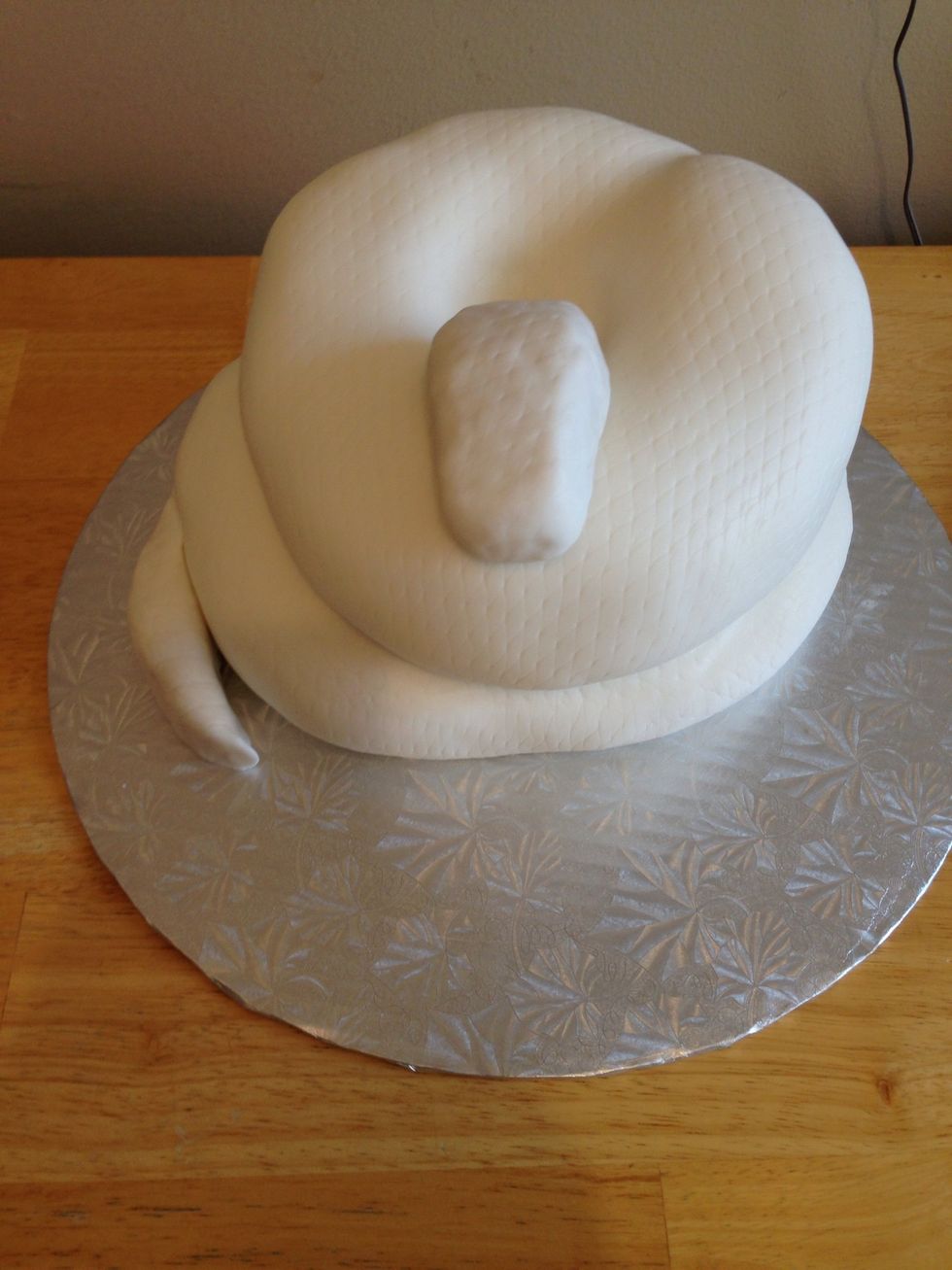 I also made the head out of the treats, and covered it with the patterned fondant. Another nice thing about using the treats is that you will have leftovers to eat with your family or friends! ;)