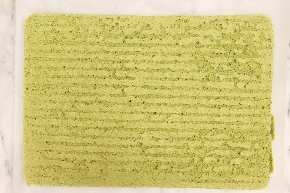 I always like to make sure that the design I made is laying underneath on the left side of the cake before I continue. So rotate if necessary. This ensures that the cake is rolled up correctly.