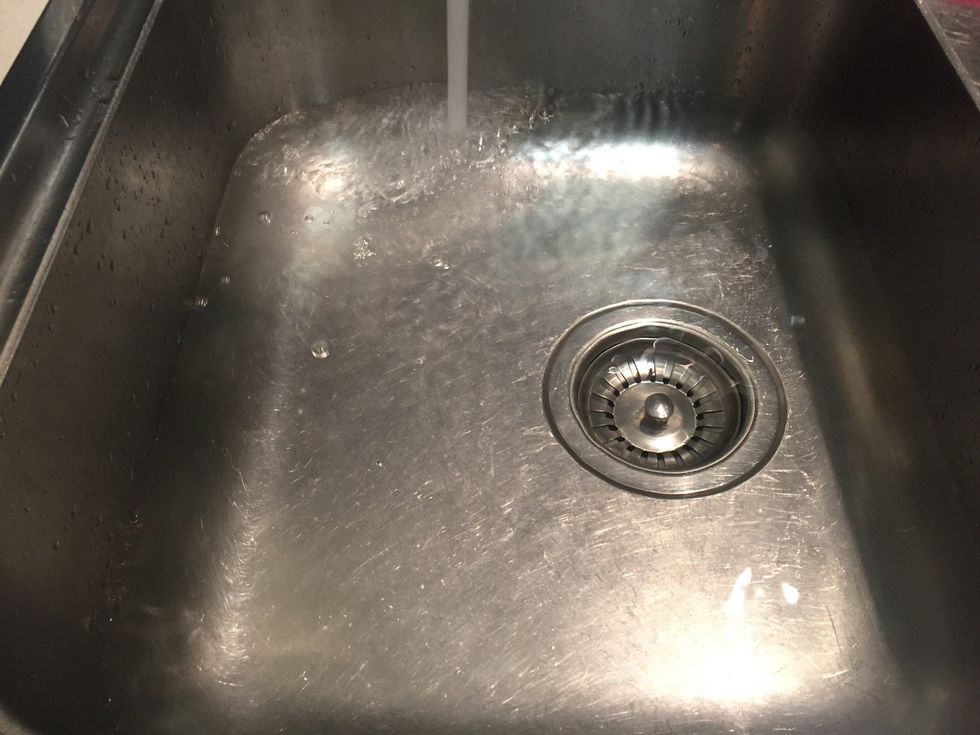 I am going to cool down the milk so the best and fast way is to put the pot into another bigger pot filled with cold water. I use sink and fill it with cold water and will place the pot into it.