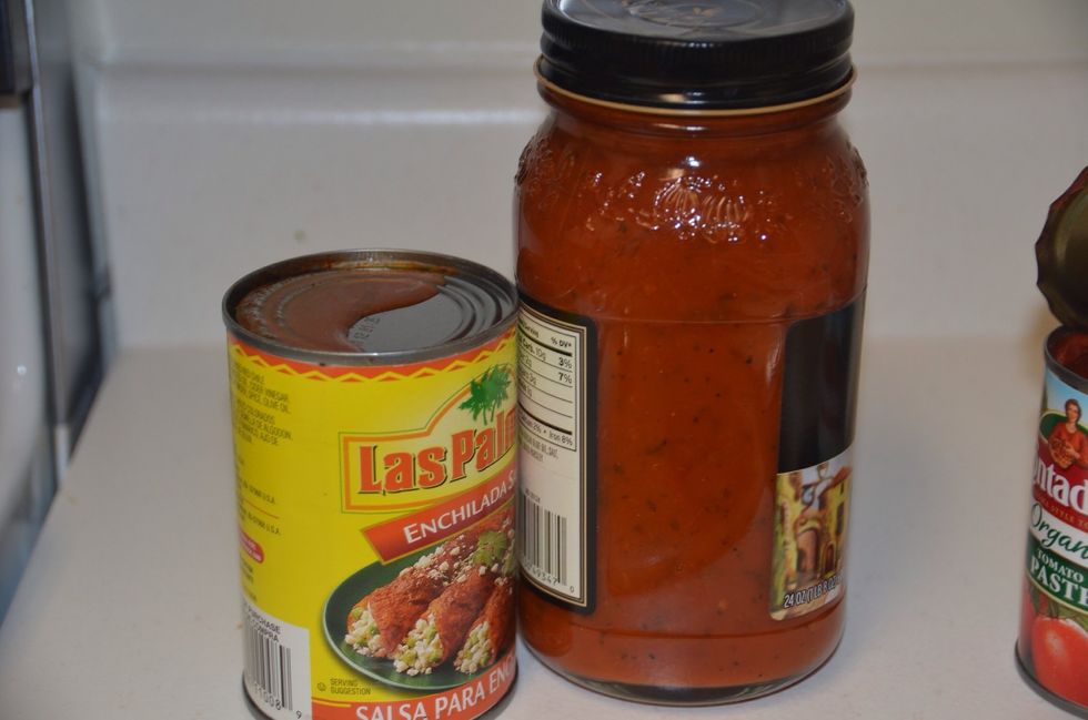 I am using las Palma enchilada sauce.. Medium hot. You can use any enchilada sauce. And any marinara sauce.
