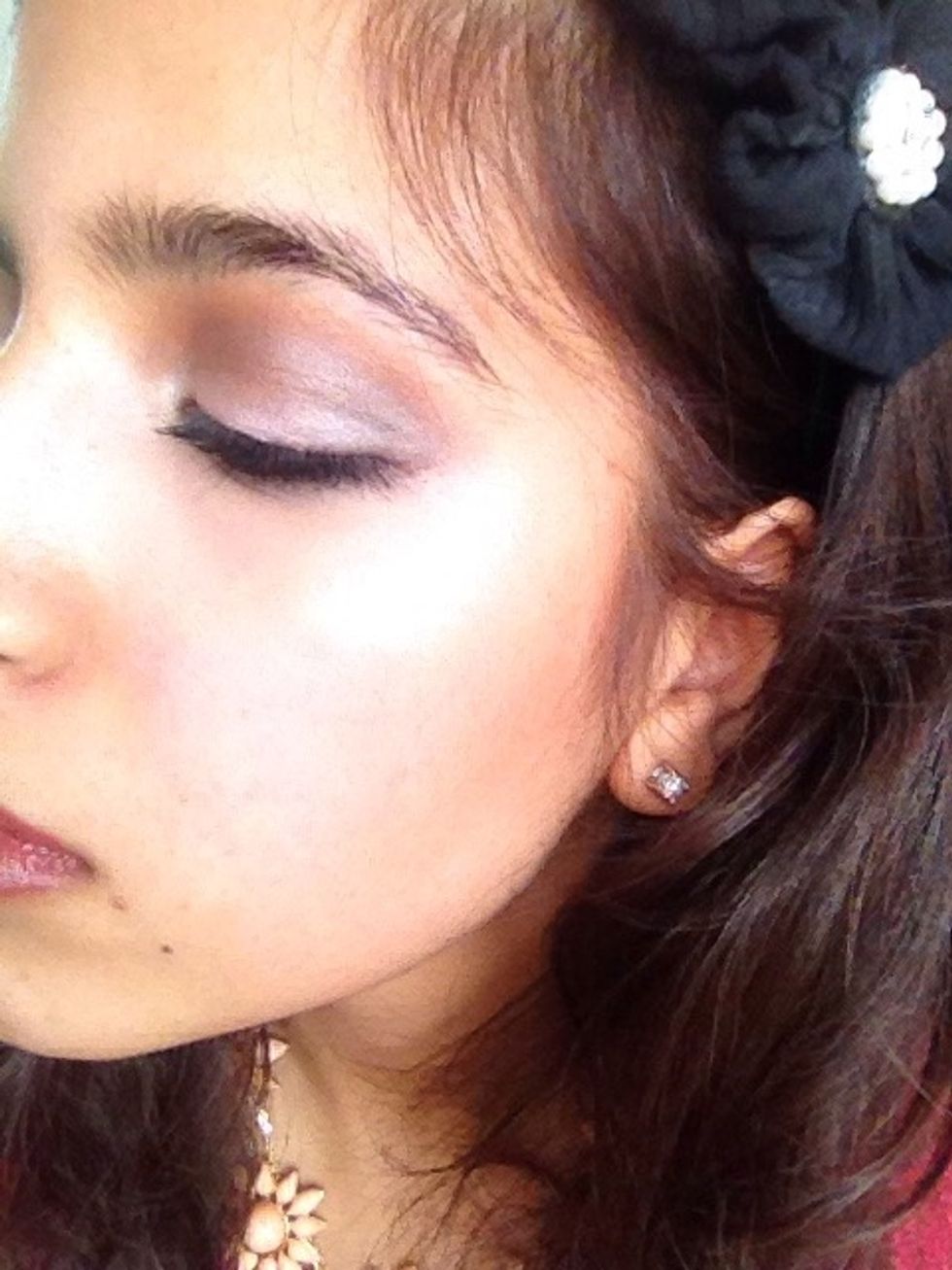 I applied the brown copper color AC/DC in the crease and blended downwards. Then I applied the pink coppery shade in the crease and blended upwards.