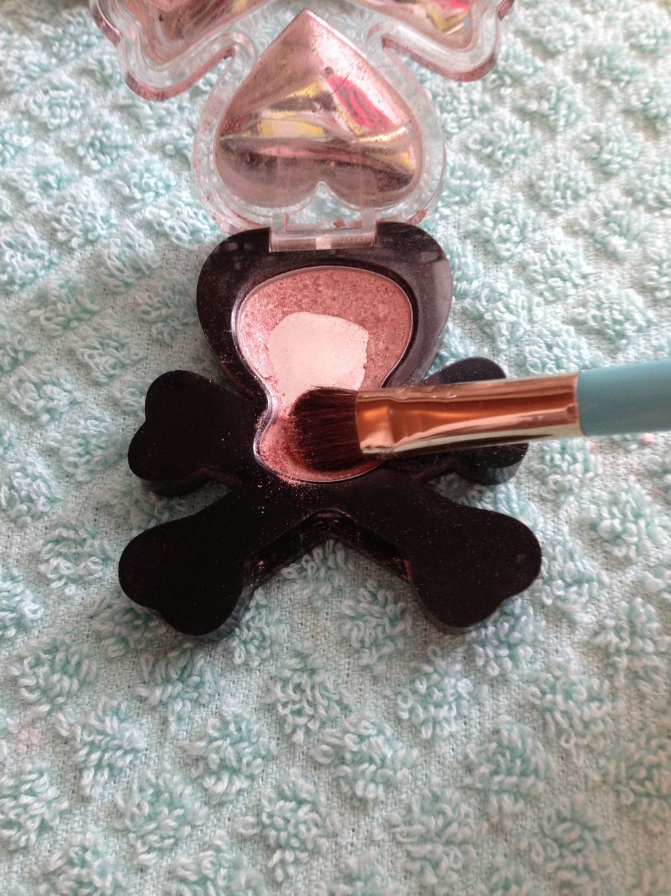 I applied the highlight all over my lid & onto my browbone.