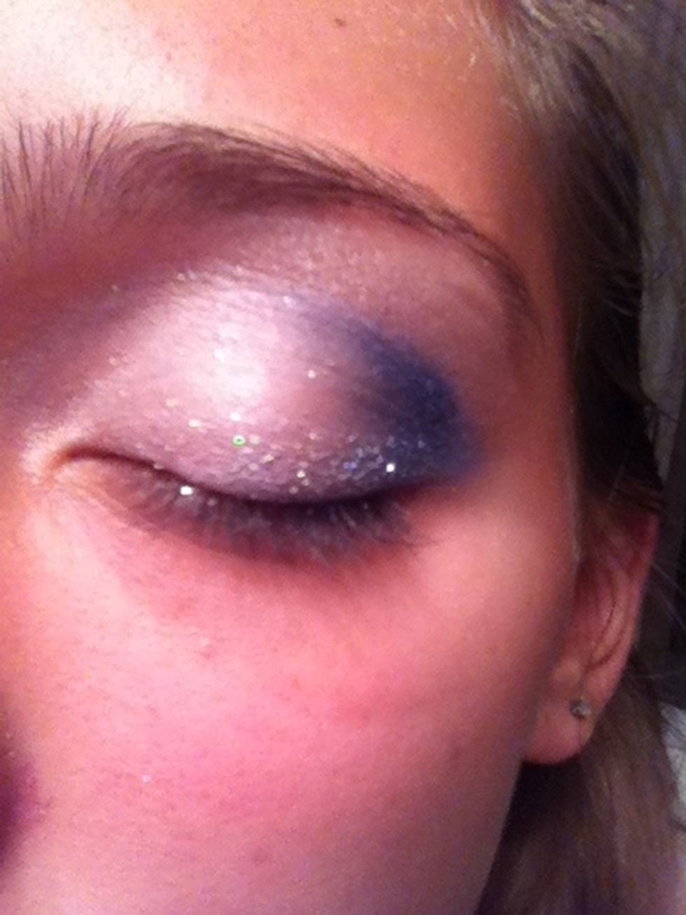 I applied with my eyeshadow brush the silver/white mixture of sparkles onto my eye lid.