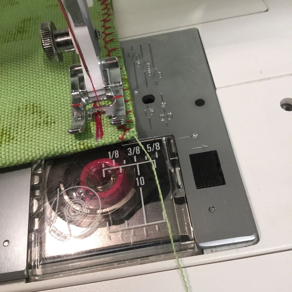 I b\u00f6rjan och slutet av raks\u00f6mmen ska du f\u00e4sta tr\u00e5den. D\u00e5 syr du n\u00e5gra stygn fram och n\u00e5gra bak.