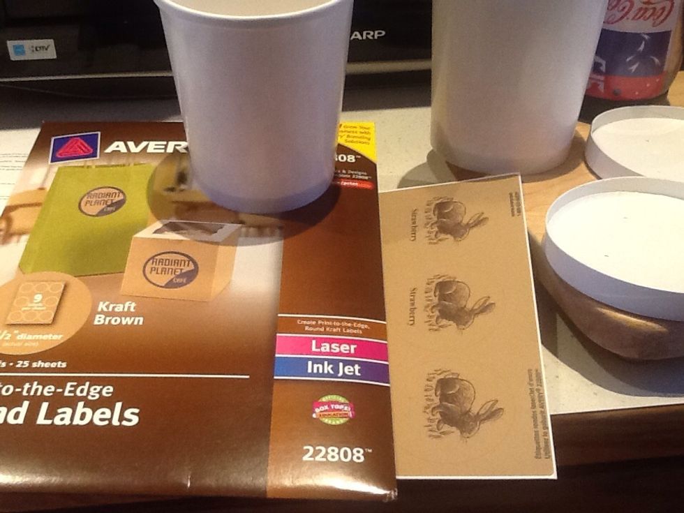 I bought ice cream boxes on Amazon. I bought Avery round labels and I print them to label the Ice Cream.