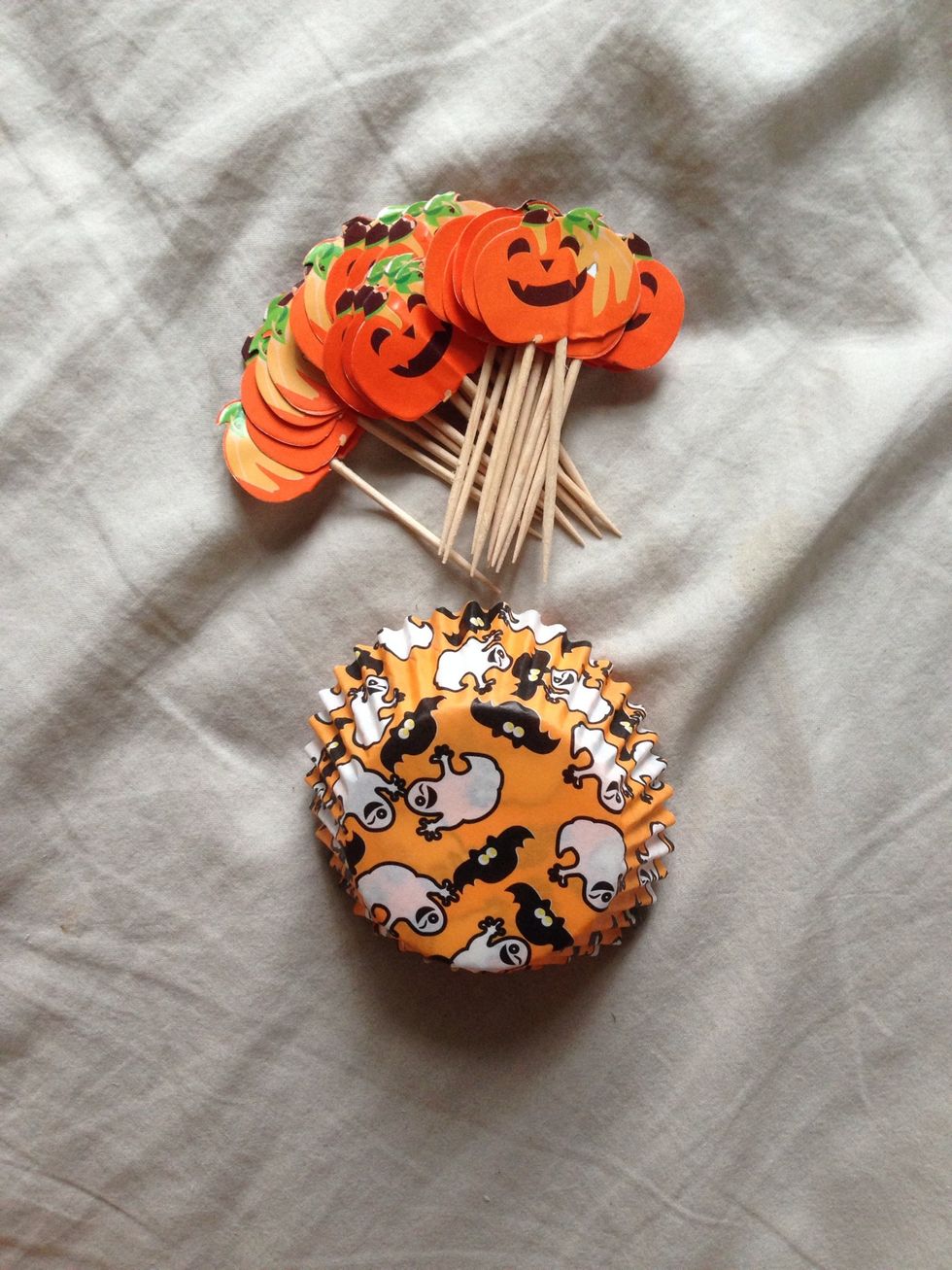 I bought these cute paper cups and decorations for my Halloween theme.