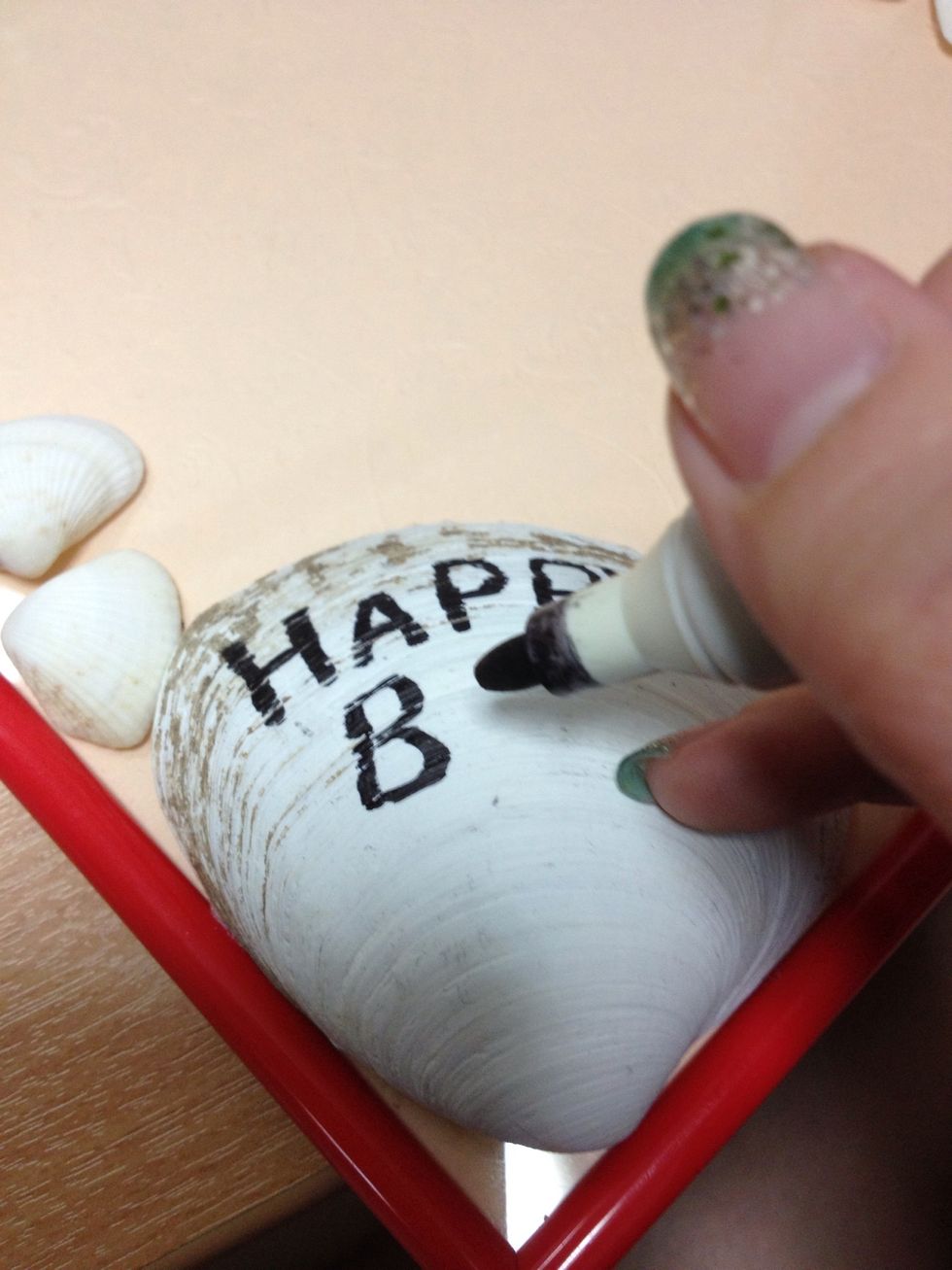 I choose the big seashell on the left corner so i can write message for him (it s for his bday btw)