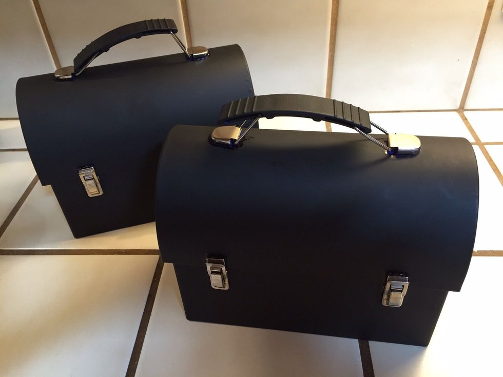I chose flat black color for my boxes, for a retro lunchbox look. You can use any color, just be sure to use specific paint for metal.