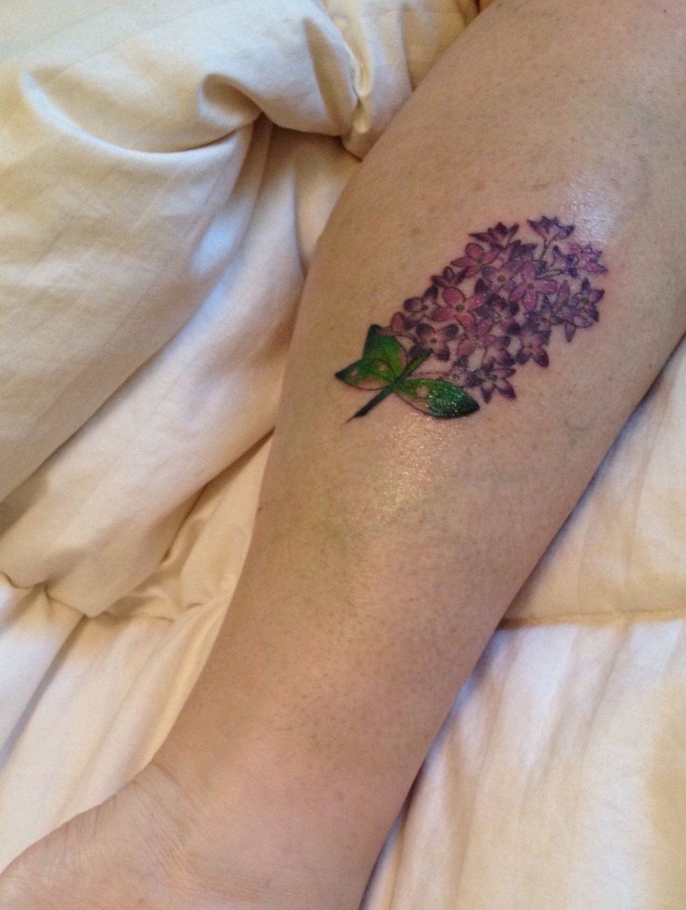 I chose the lilac binder because it matches the tattoo on my leg! Lilacs were my late Mom's favorite (see my guide on how to deal with the passing of a loved one). But I digress! As I was saying. . .