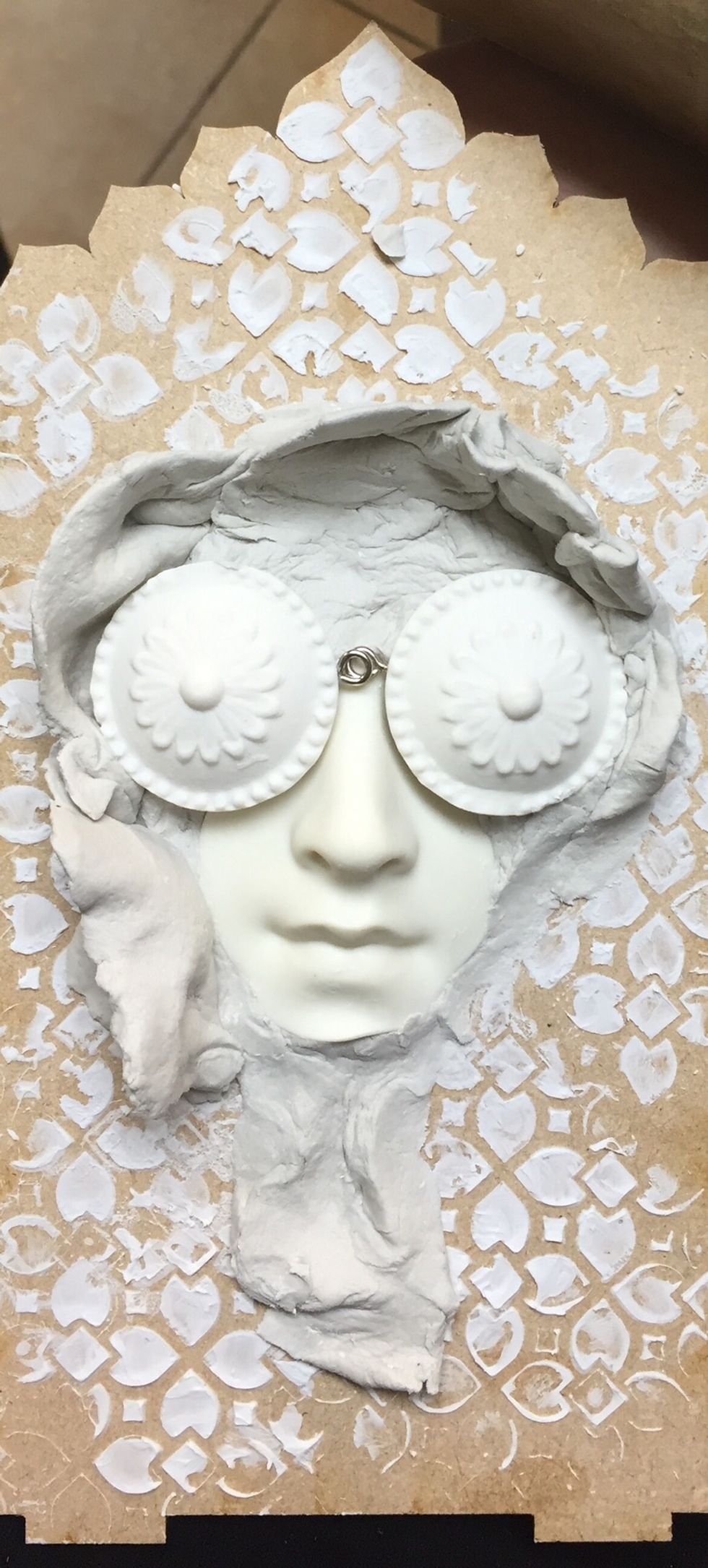 I combined the face features with the medallions to interpret the look of my eyeglasses. With the clay prepare a hoodie over your face