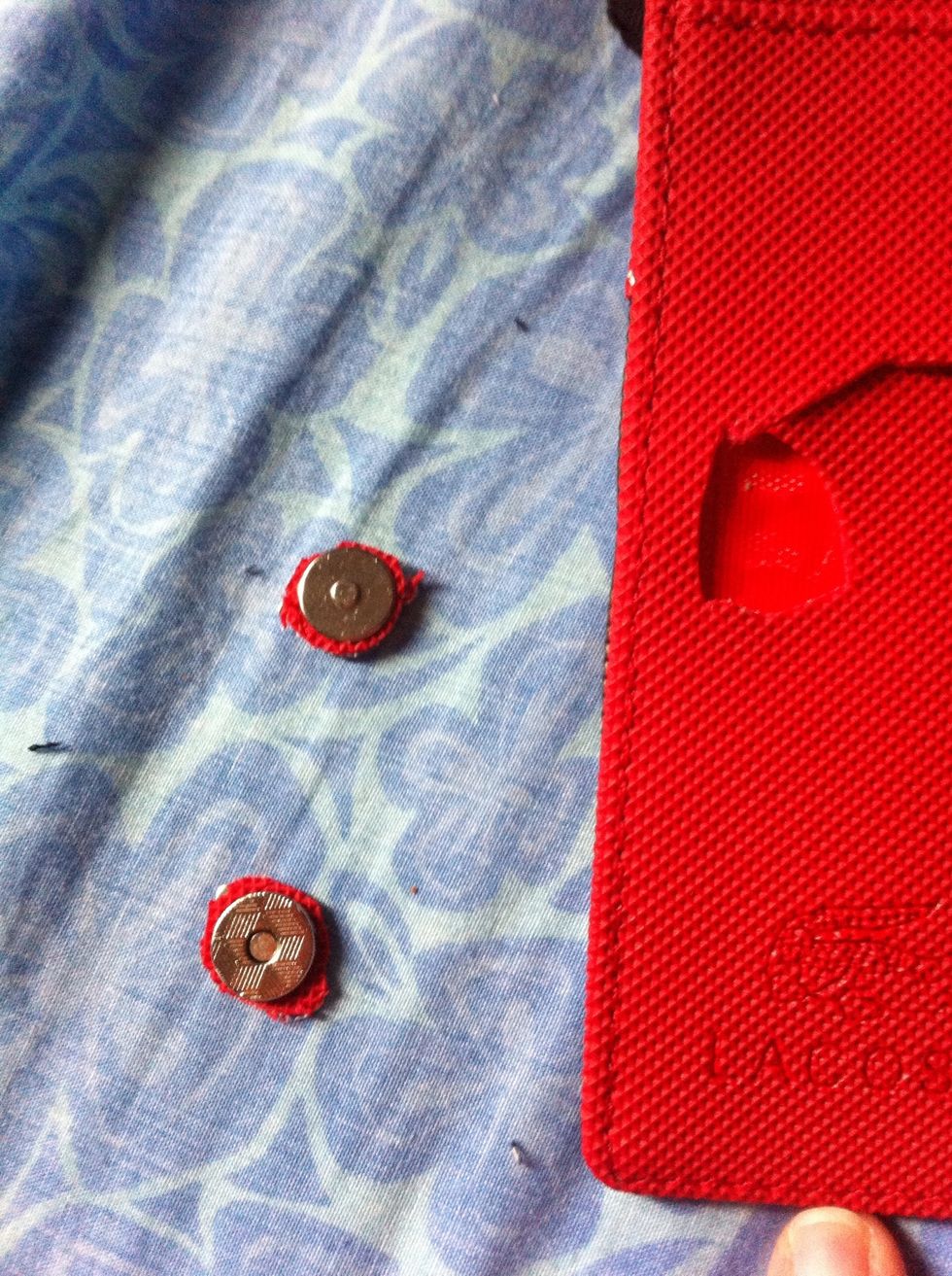 I cut off the magnets from an old wallet, I can use these for my new purse! \u2702\ud83d\udc4d