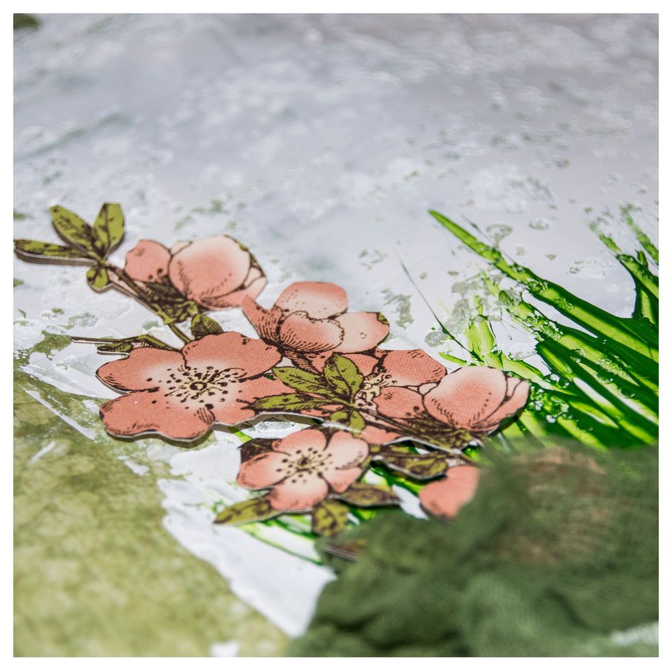 I cut out lots of motifs from the pattern papers, and glue them to the background.