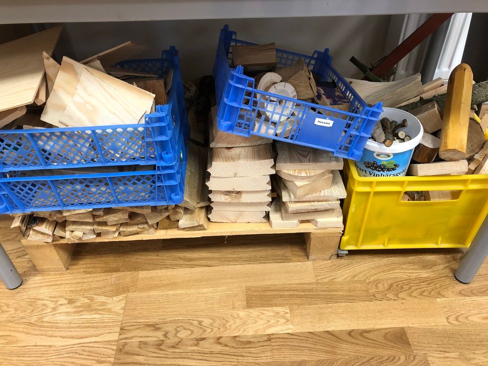 I de bl\u00e5 korgarna finns massa sm\u00e5bitar. Leta efter bitar som liknar dina bitar till ansiktet. Mun, \u00f6gon, n\u00e4sa, \u00f6gonbryn med mera