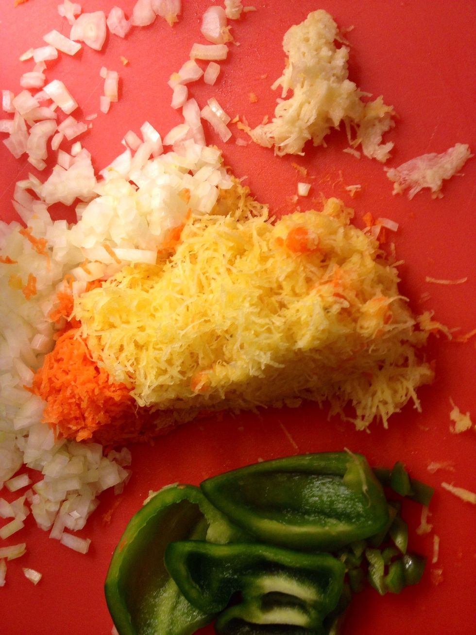 ... I decided to give it a try. Chop the onion, the garlic cloves and the bell pepper. Grate the carrots and the celery (in my case the turnip).