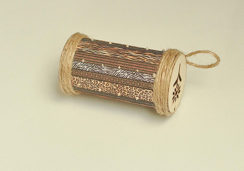 I decorate it with rope, makinkg a loop