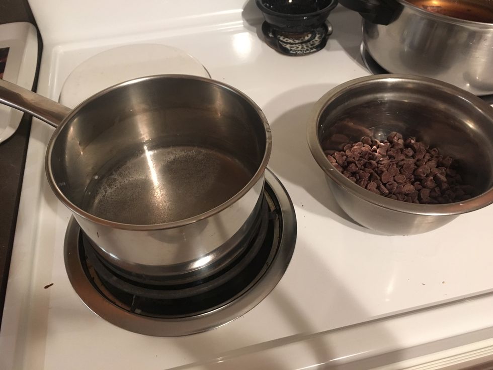 I don't have a double boiler so I'm making do with a pot of boiling water and a bowl. Put chocolate chips into the bowl and melt them into a chocolate sauce.
