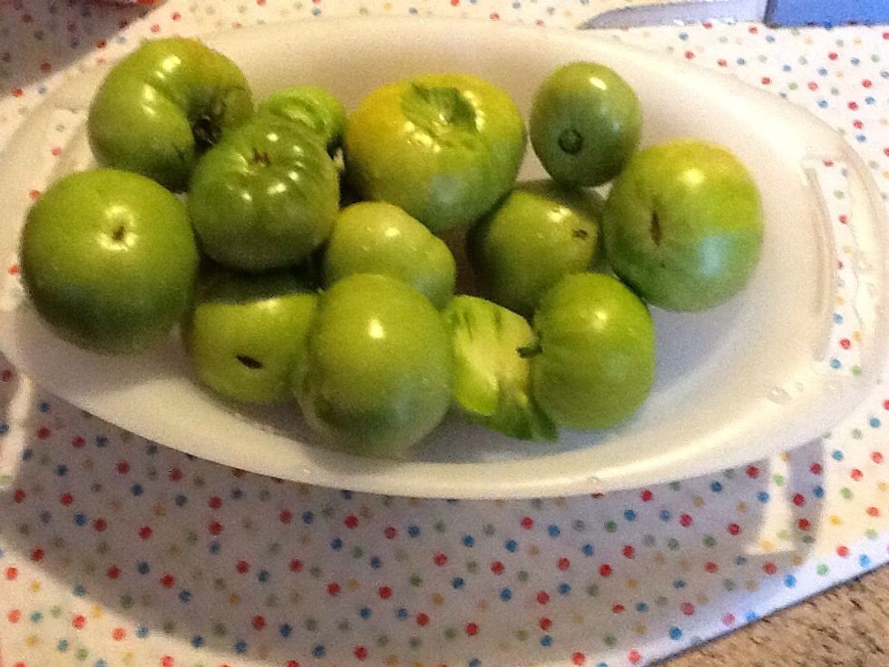 I due chilogrammi di pomodori verdi puliti e lavati 2kg of Green tomatoes clan and dry