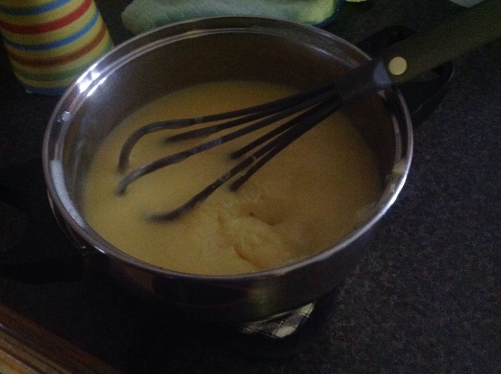 I en annan sk\u00e5l g\u00f6r du vaniljpuddingen./In another bowl you do vanilla pudding.