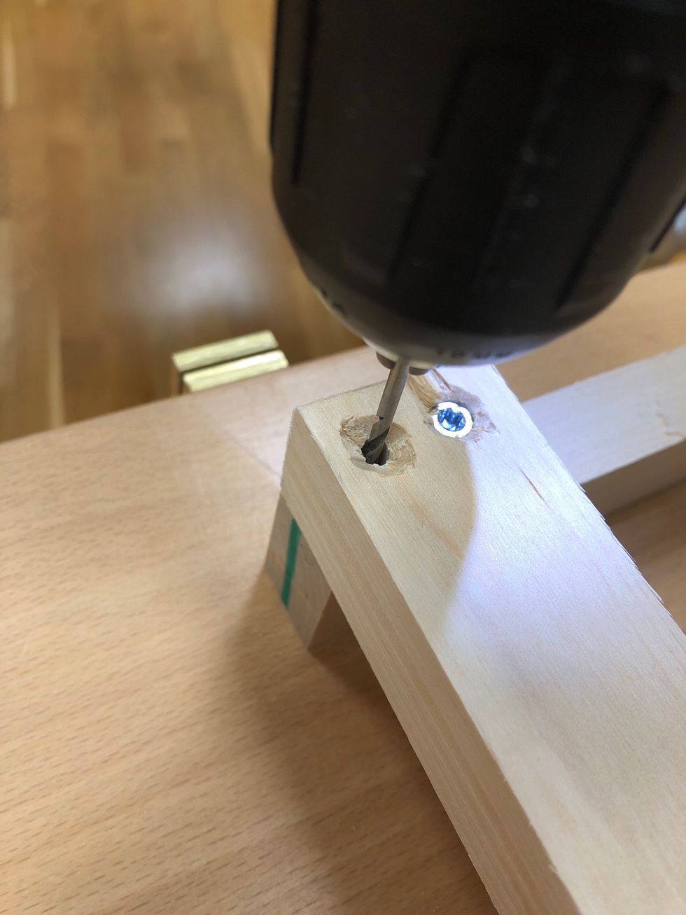 I h\u00f6rnen beh\u00f6ver du f\u00f6rborra = borra sm\u00e5 h\u00e5l innan du skruvar i skruven. Varf\u00f6r? F\u00f6r att minska risken att plankan spricker n\u00e4r skruven skruvas i.