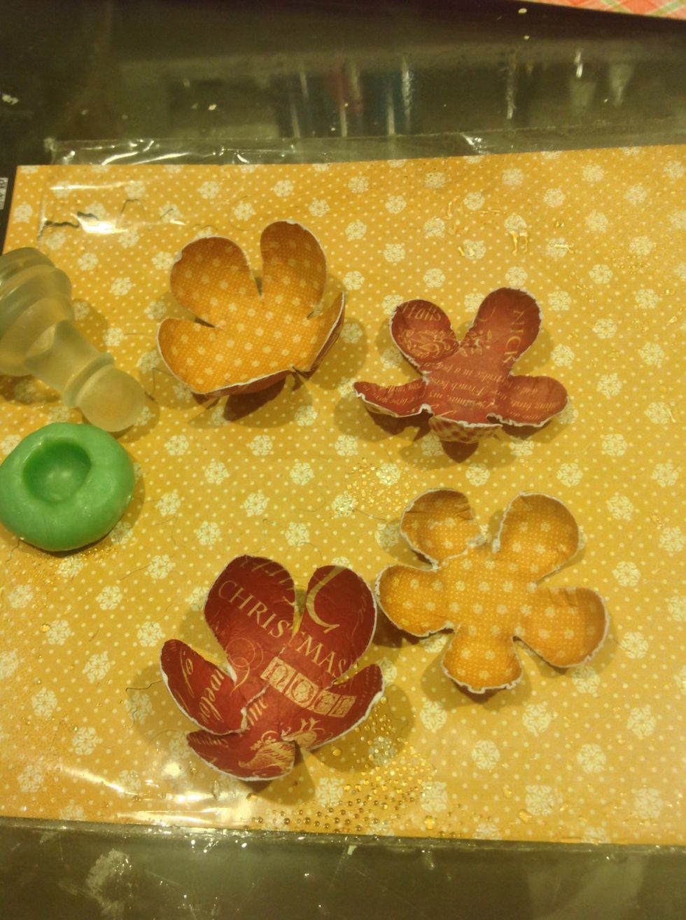 I have different sized tools for each size flowers. Sure beats using a stylus on each petal over and over. Your flowers will look something like this.
