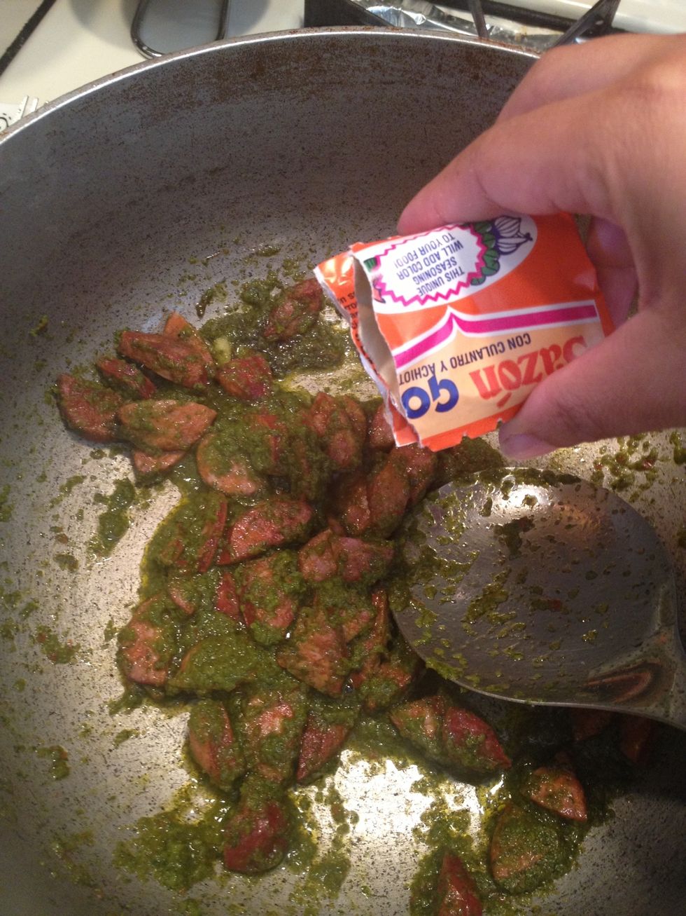 I have incorporated the sofrito and chorizo. Let's add the color