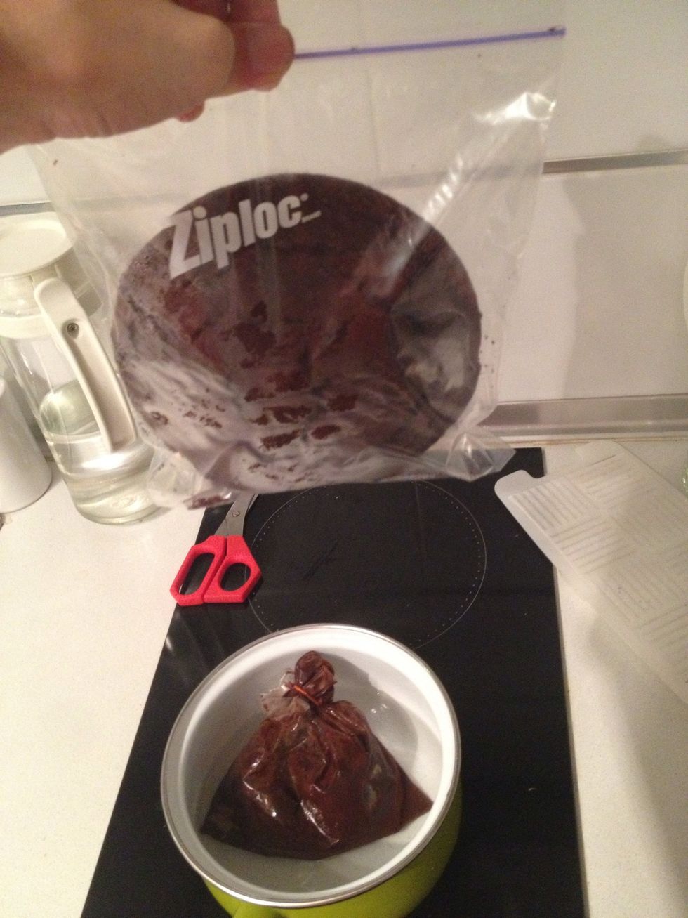 I have leftover hunching part of the chocolate cake i made and its frosting from my previous guide. "Dark chocolate cake" i put them both in a plastic bag and chilled in my fridge for almost a week.