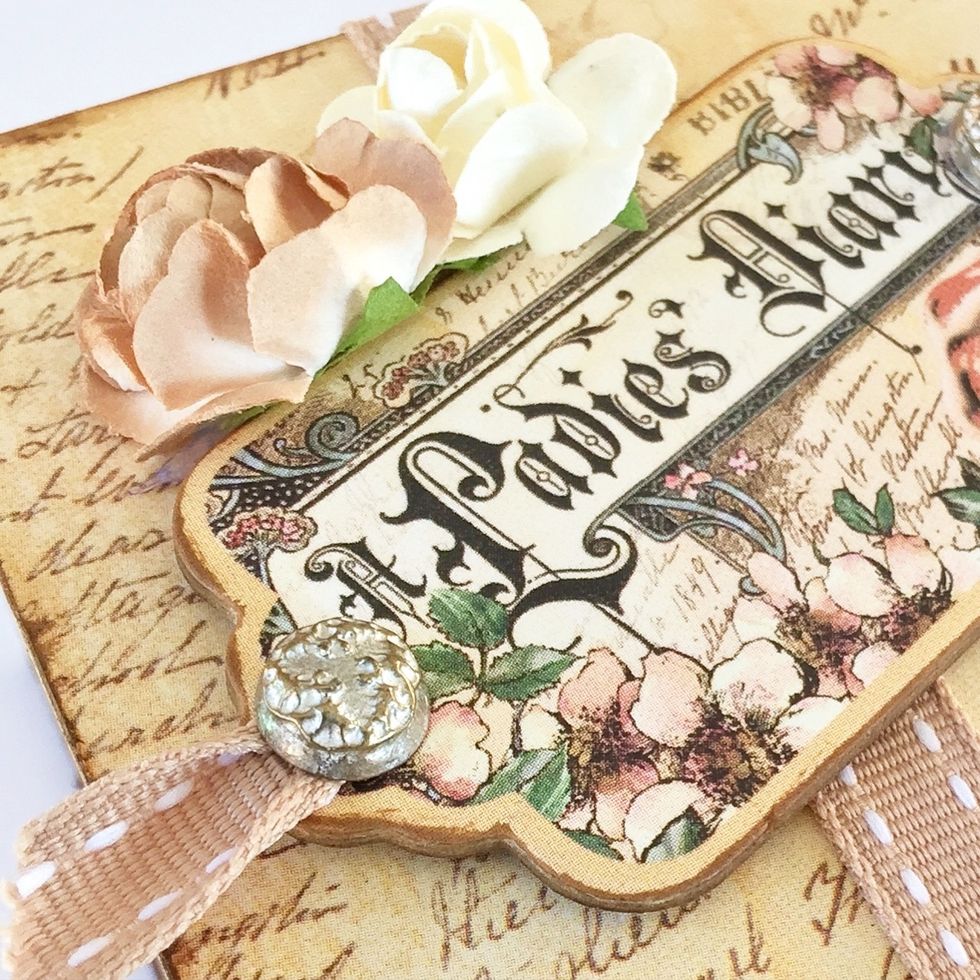 I have used a chipboard of the set, a piece of ribbon, two paper flowers and two wonderful Graphic 45 brads.