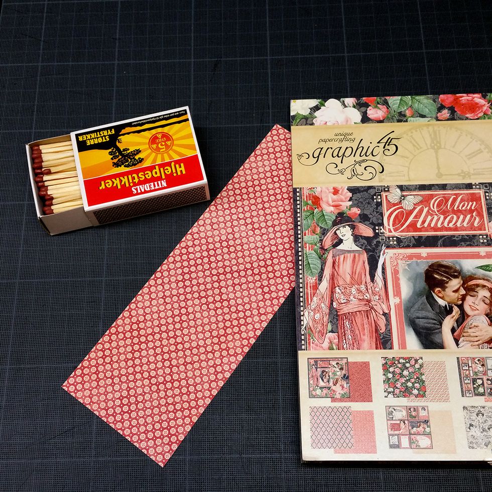 I have used an empty matchbox. You can buy them in bags with several boxes for a cheap price. First of all I measured the length of the match box, and cut a piece off from the 8x8 paper.