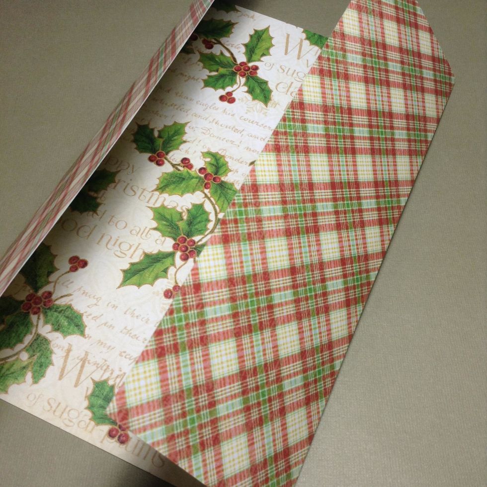 I have used for this gift bag a Twas the Night Before Christmas 12x12 Paper. Take both edges of the sides and take them to the center.
