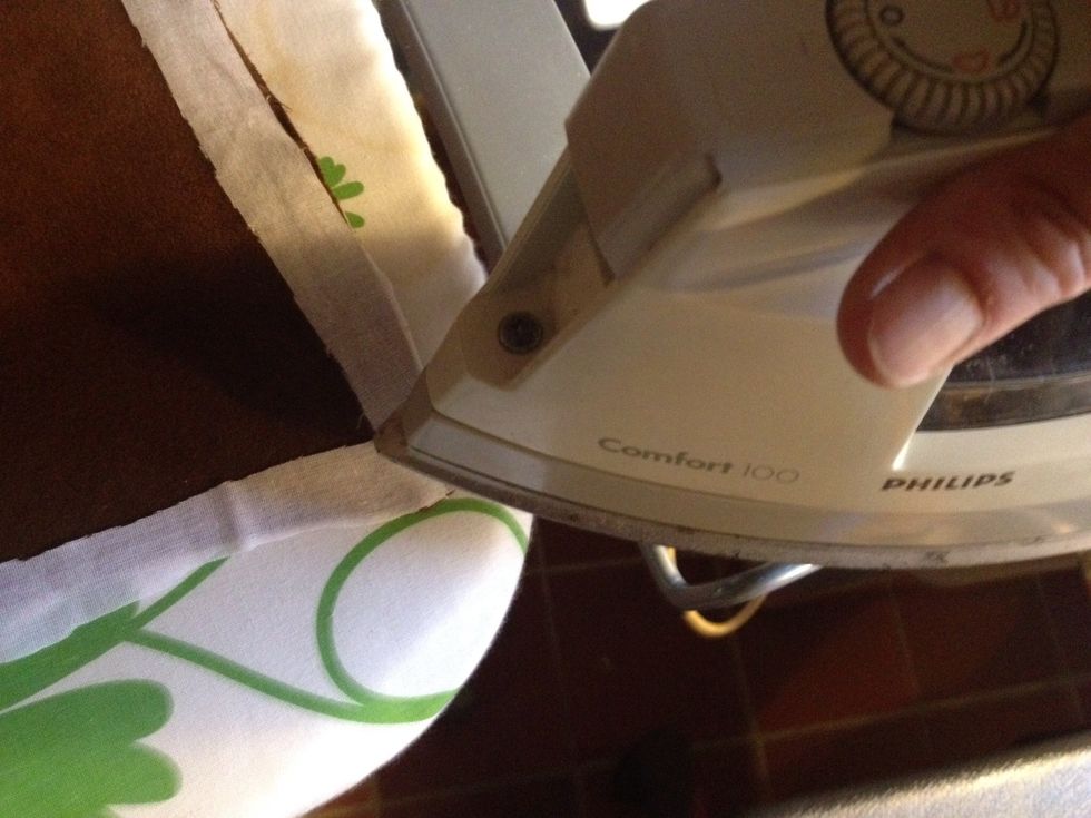 I ironed on some vlieseline to the edges of the suede to make them more stabile.