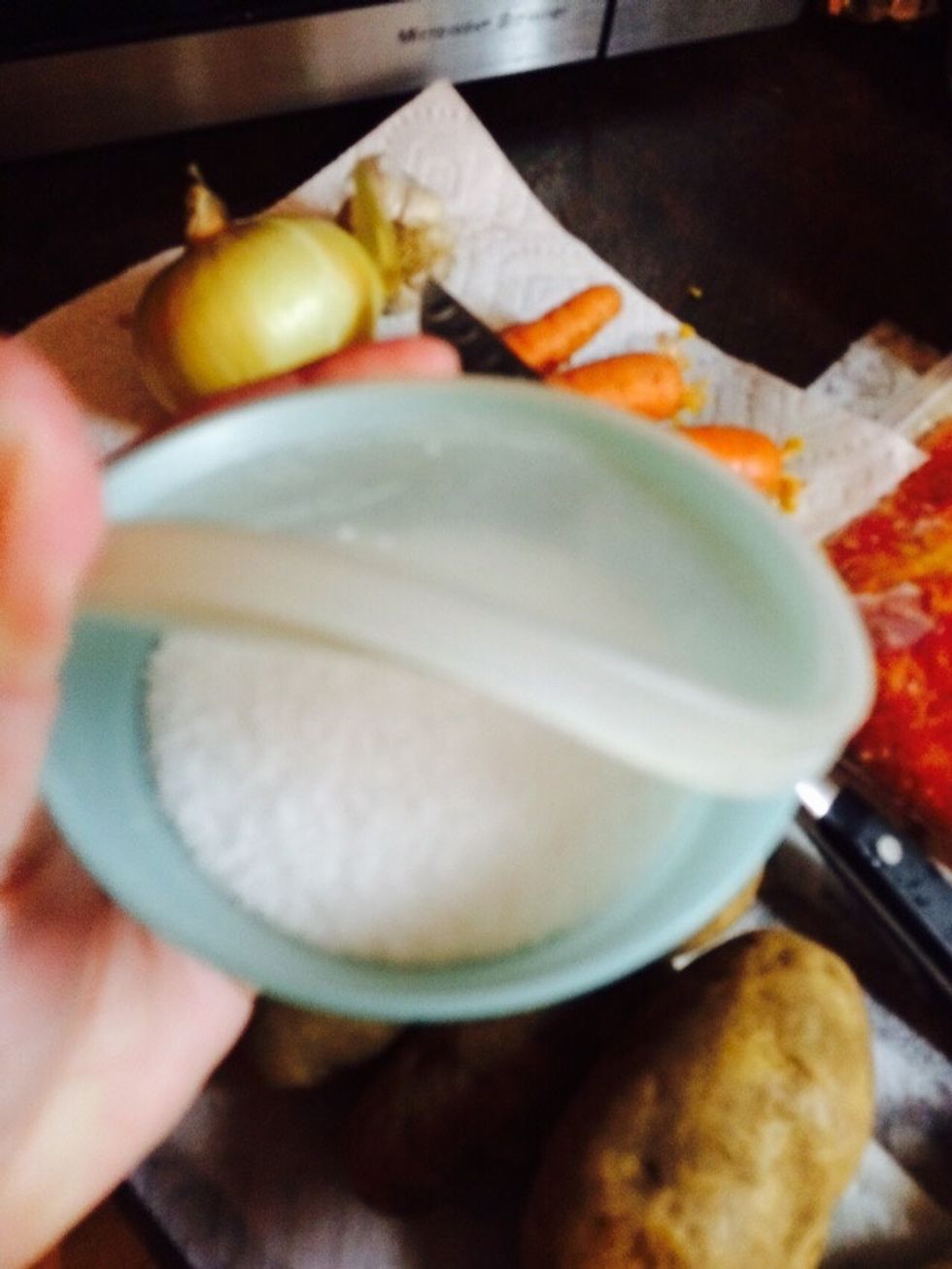 I keep it in a small Tupperware bowl with lid.