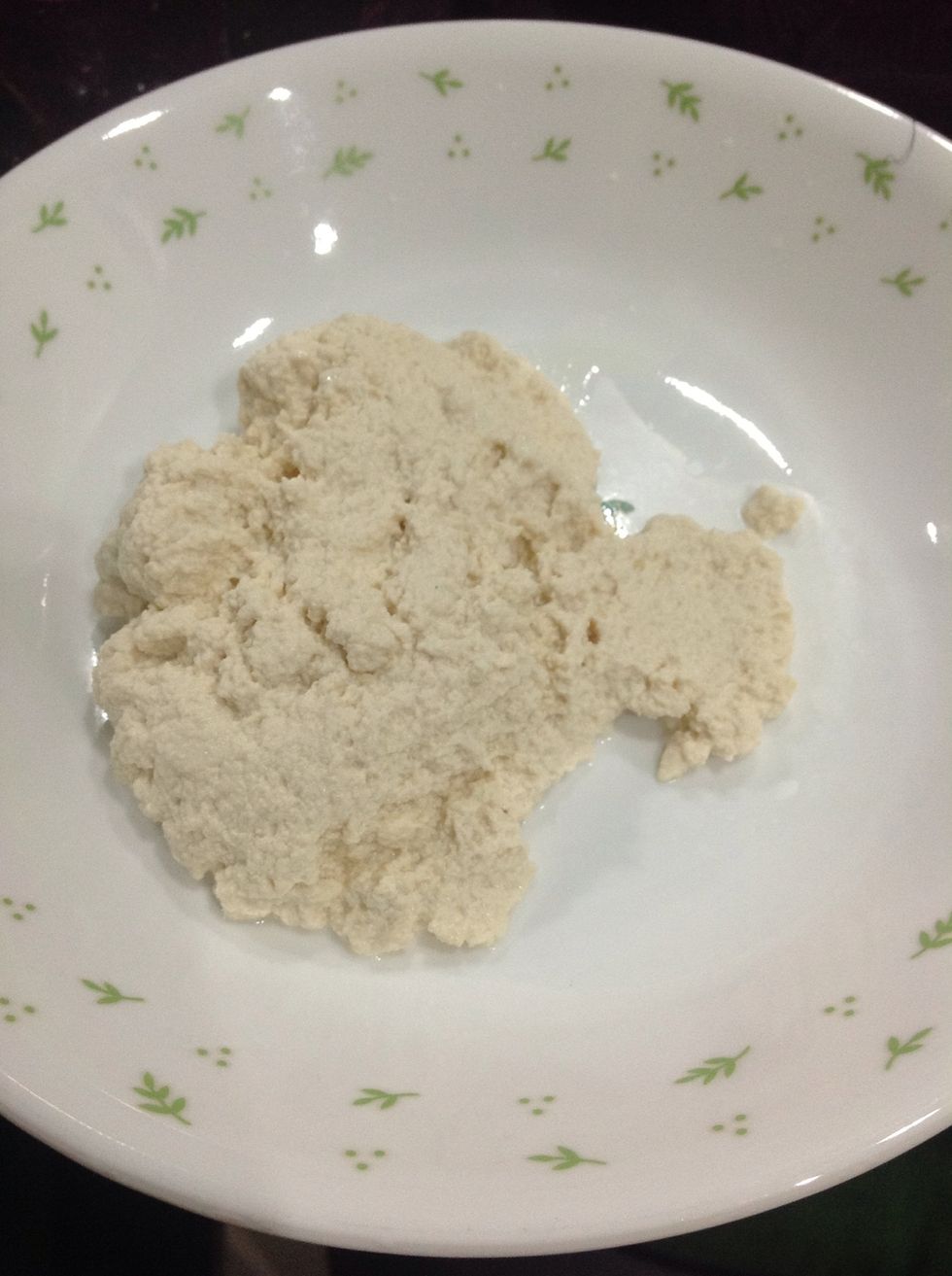 I know it looks weird but it taste good! Put it in the refrigerator for it to set while the meat sauce is cooking. Btw, you guys could totally skip this ricotta making and simply buy it. :)