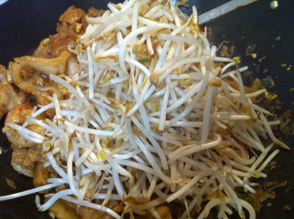 I like my sprouts a little crunchy. So i switch the flame off and add them. Add the fried lard and the chinese sausage and stir through.