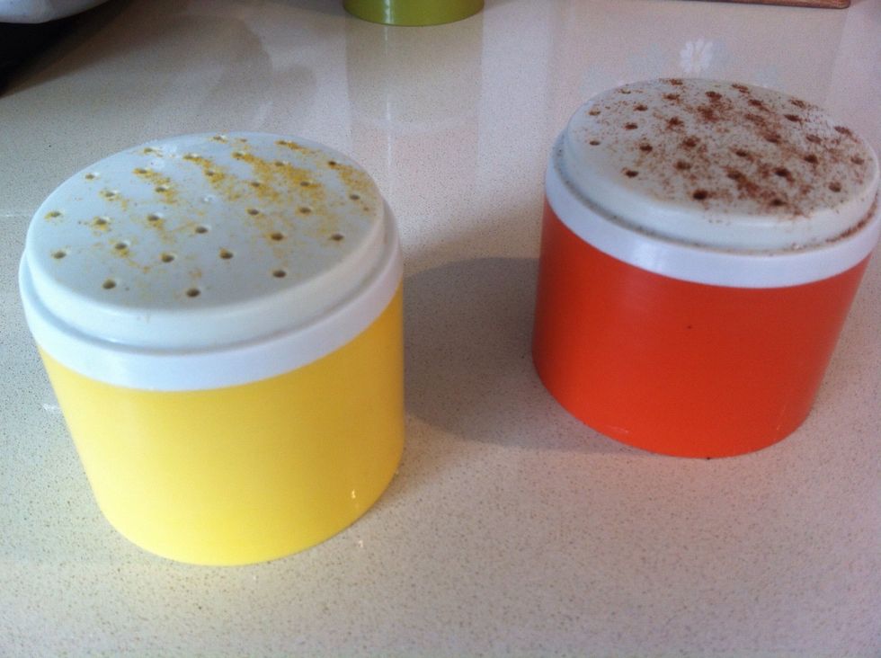 I like to dust the cooking onion with curry and paprika, but it's completely optional.