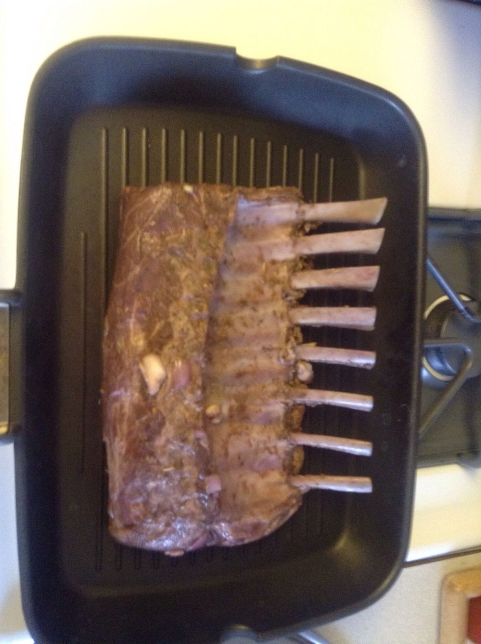 I like to eat the fat of my lamb, but I like the fat well cooked and crunchy, for this reason, I always precook the fat part of the lamb, on a grill for 5 min