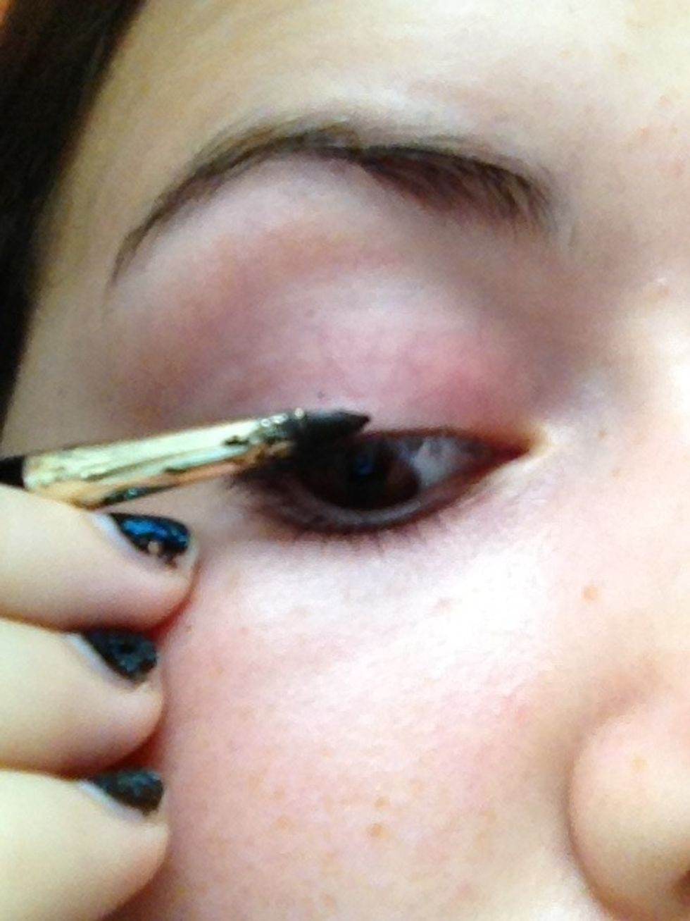 I like to use gel eyeliner because it's easier to control the brush for me! I just start in the middle and make little strokes along the lash line. To understand a little better watch the video!