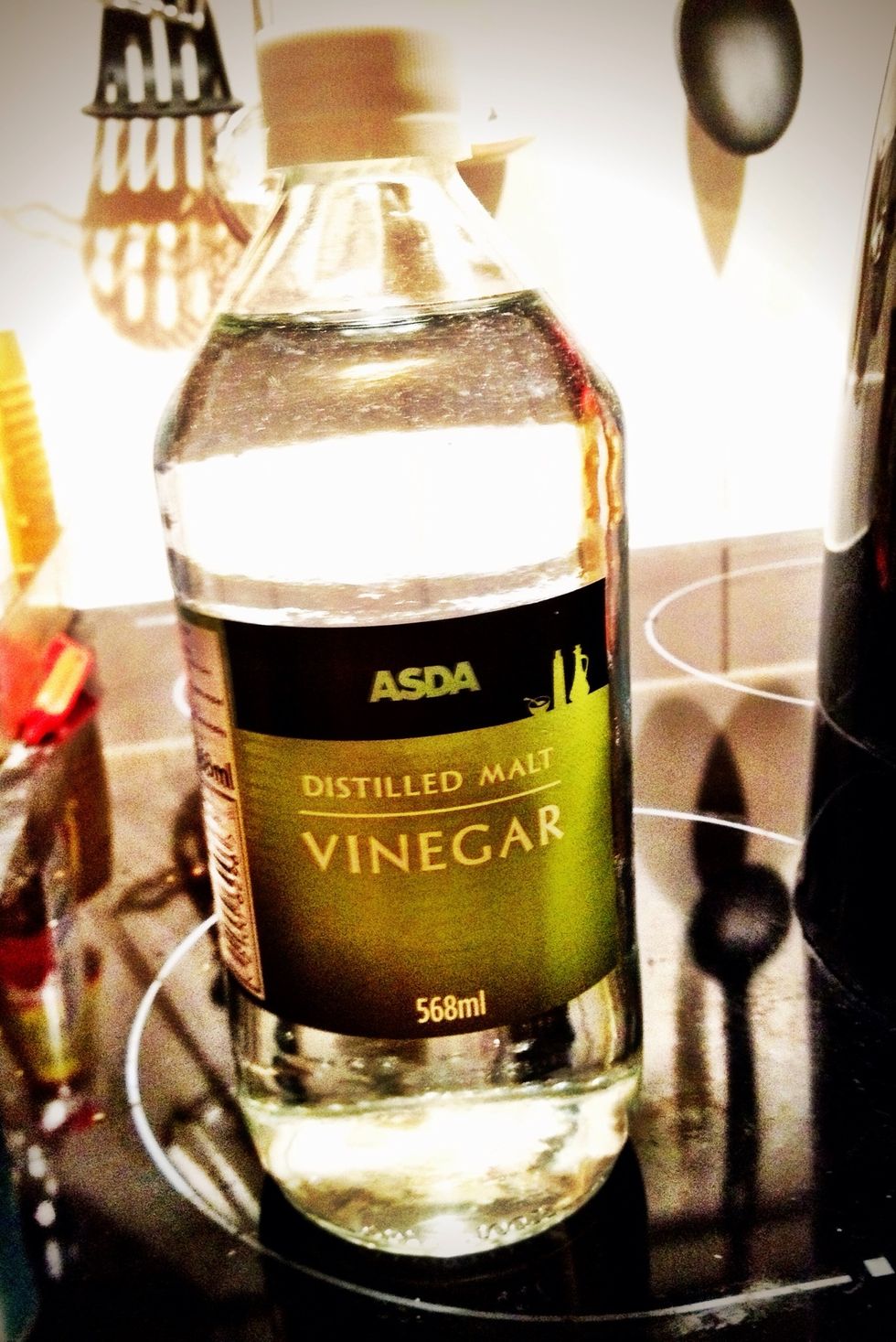 I live in an area that has crazy limescale issues, so this little baby is my favourite secret weapon in the war against the white horror!