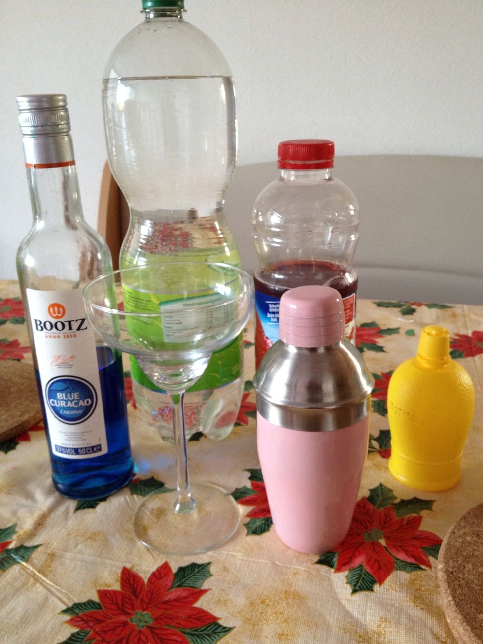 I love blue curacao and bacardi,so i want to mix them with a special color,so here,Supplies