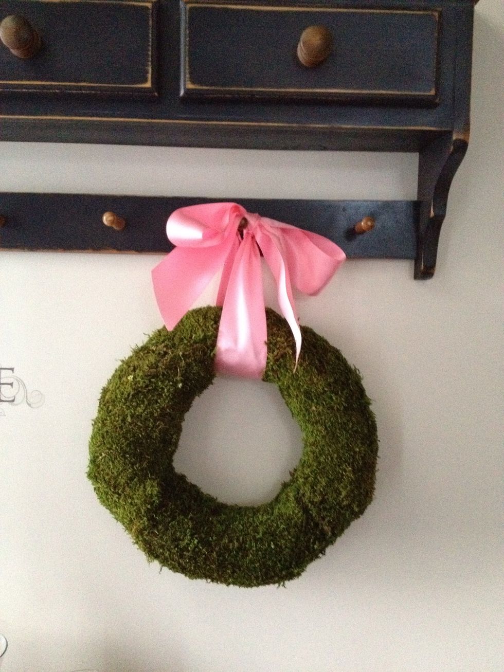 I love the fresh, simple look of this moss covered wreath. This is a simple and easy project, but a messy one.