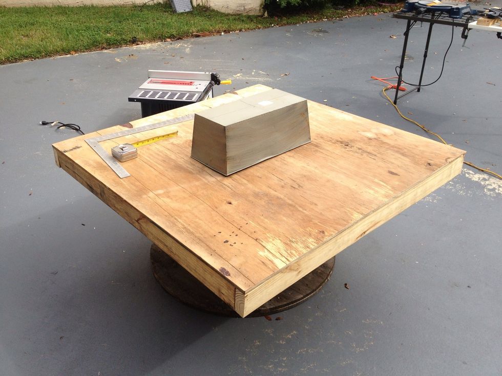 I'm adding a bucket in the middle for ice and drinks, I flipped the bucket and traced it