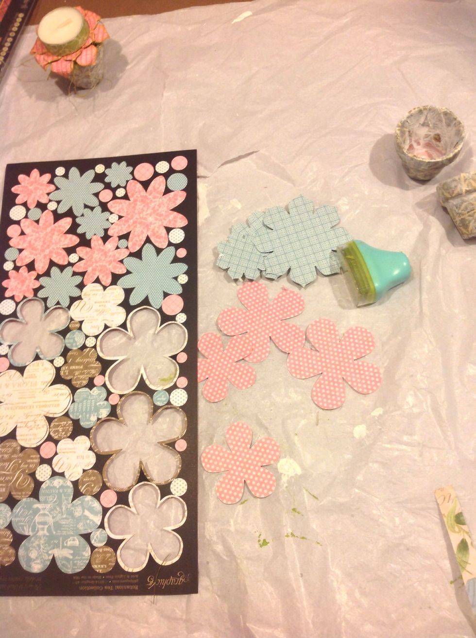I'm also using the flower cut outs to form my flowers. You can make any paper flowers you would like as long as the votive will rest flat on top. Ink the edges of each flower.