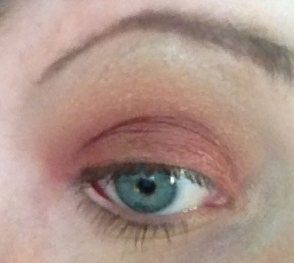 I'm an mua who is all about the blending I hate to see harsh lines with no blend between colours!! Now between the biscuit brow bone colour and the brick red I've blended a line of muted gold pigment