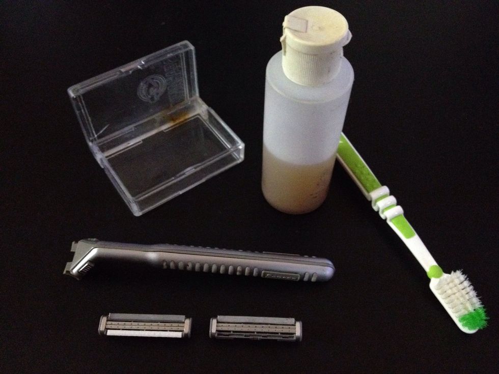 I'm sure every adult male or female, would've used at least one shaving blade in their lifetime. Have you ever wondered why shaving blade refills are much much more expensive than the initial set?