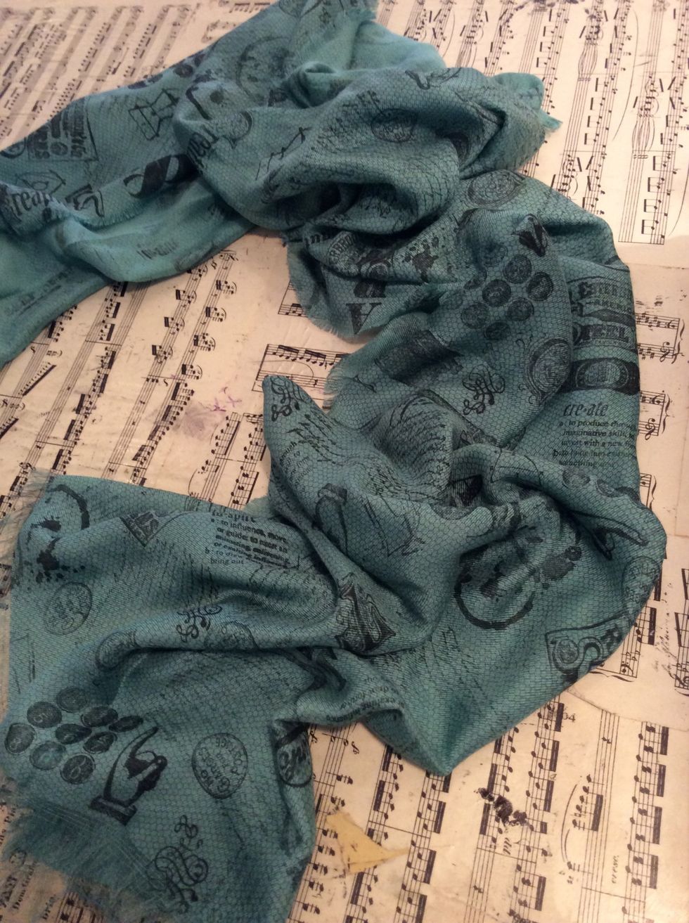 I'm thinking a trip to the fabric store is in order for loads of scarf material...oh the possibilities!!
