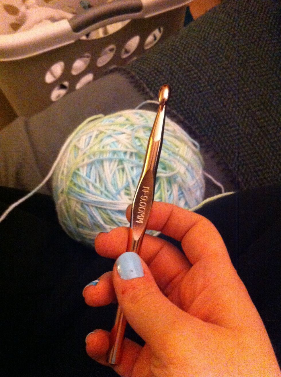 I'm using a big hook, size 9 (US) Boyle brand. The yarn is a baby yarn of some kind, so the stitches will be wide, so the "holes" will be big.