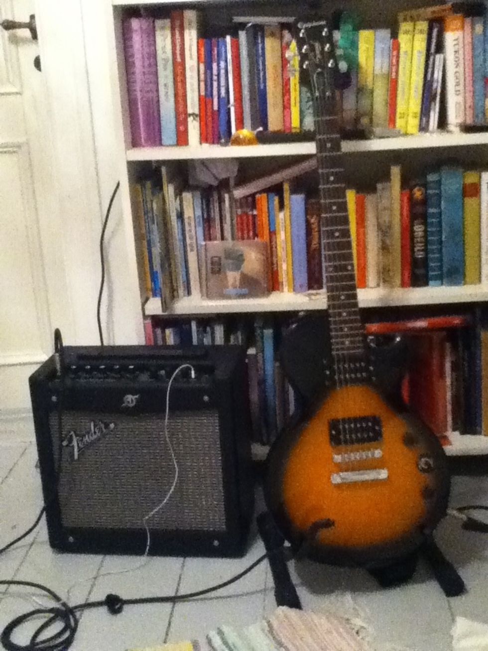 I'm using my Epiphone Les Paul Special II Vintage Sunburst el-guitar and my new Mustang fender 1, for this.