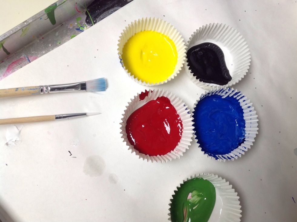 I'm using primary colors plus green and black to stay true to the style of Roy Lichtenstein. You need a fine tip and flat head paint brush.