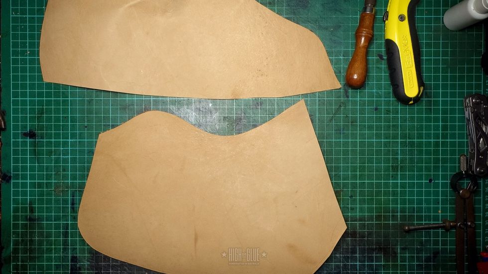 I'm using some kangaroo leather. It\u2019s about 1mm thick and it\u2019s got a great feel to it. This wallet design would work with any similarly thin leather.