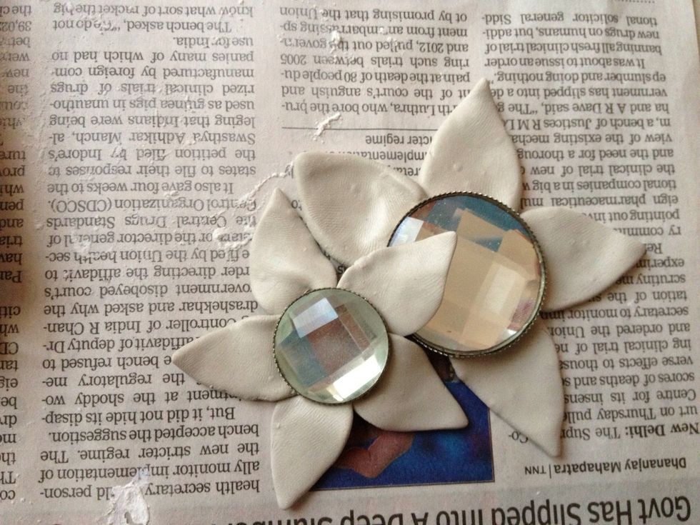 I'm using the beads as the disc or eye (centre) of the flower. You can use any thing like funky buttons, beads, just anything which will make your frame look fab! Using the clay I made the petals.
