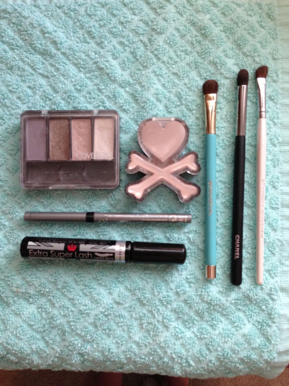 I'm using the "Urban Classics" palette from Covergirl, a highlighter from the Tokidoki/Sephora line, kohl liner, & simple mascara.